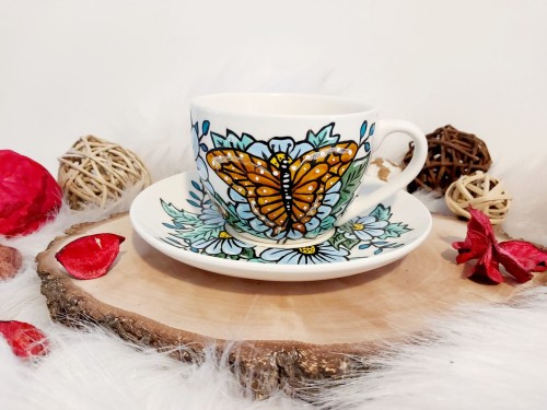 Wyjątkowa, ręcznie malowana filiżanka motyl i kwiaty