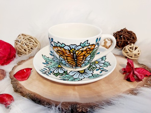 Wyjątkowa, ręcznie malowana filiżanka motyl i kwiaty