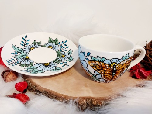 Wyjątkowa, ręcznie malowana filiżanka motyl i kwiaty