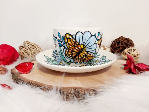 Wyjątkowa, ręcznie malowana filiżanka motyl i kwiaty