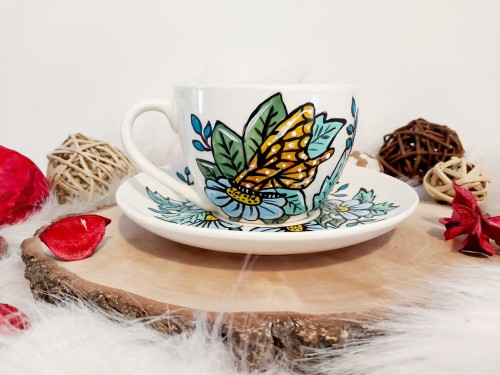 Wyjątkowa, ręcznie malowana filiżanka motyl i kwiaty