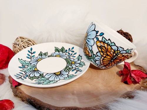 Wyjątkowa, ręcznie malowana filiżanka motyl i kwiaty