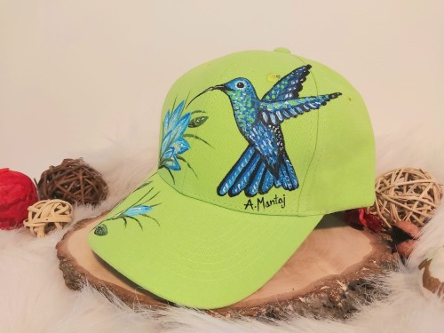 Wyjątkowa ręcznie malowana czapka z daszkiem Koliber