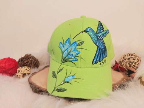 Wyjątkowa ręcznie malowana czapka z daszkiem Koliber