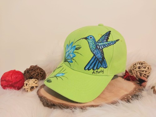 Wyjątkowa ręcznie malowana czapka z daszkiem Koliber