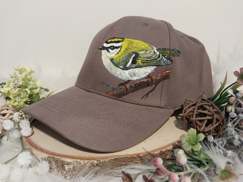 Wyjątkowa ręcznie malowana czapka ptak zniczek