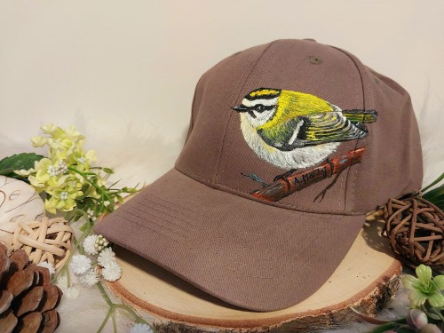 Wyjątkowa ręcznie malowana czapka ptak zniczek