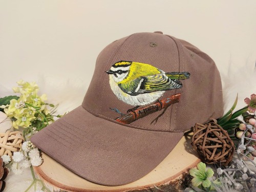 Wyjątkowa ręcznie malowana czapka ptak zniczek