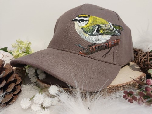 Wyjątkowa ręcznie malowana czapka ptak zniczek