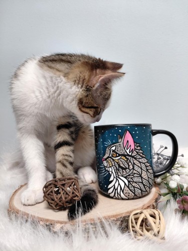 Wyjątkowy, ręcznie malowany kubek kot mandala szary