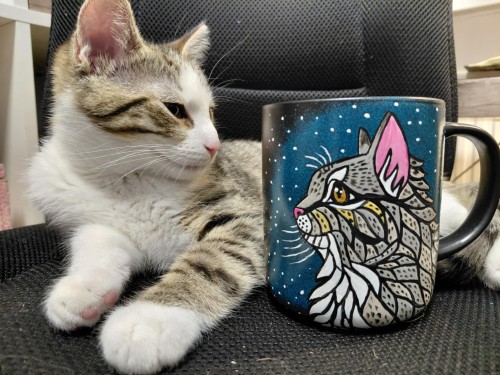 Wyjątkowy, ręcznie malowany kubek kot mandala szary