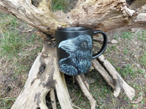 Wyjątkowy, ręcznie malowany kubek Kruk.