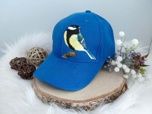 Wyjątkowa ręcznie malowana czapka z daszkiem ptak sikora bogatka