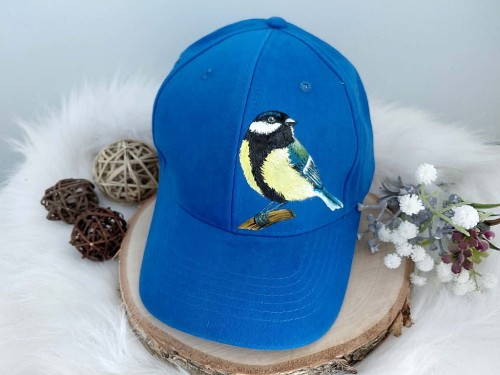 Wyjątkowa ręcznie malowana czapka z daszkiem ptak sikora bogatka