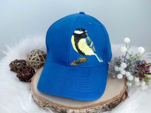Wyjątkowa ręcznie malowana czapka z daszkiem ptak sikora bogatka