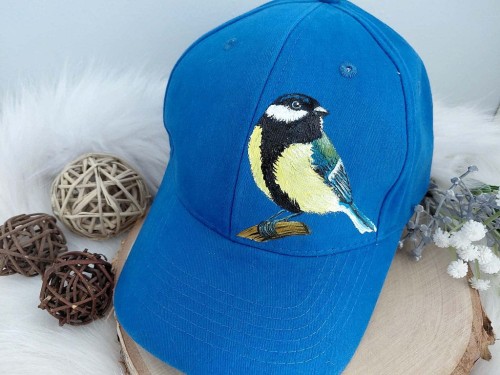 Wyjątkowa ręcznie malowana czapka z daszkiem ptak sikora bogatka