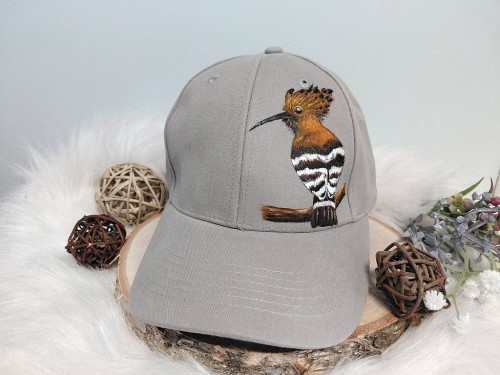 Wyjątkowa ręcznie malowana czapka z daszkiem ptak dudek