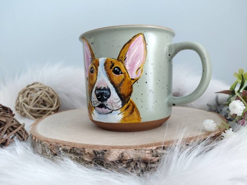 Wyjątkowy, ręcznie malowany kubek w kropki Bulterier rudy.